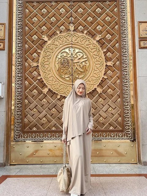 Gaya Annisa Aziza Pakai Hijab dan Baju Syar'i saat Umroh, Tampil Anggun dan Memukau (sumber: Instagram/anissaaziza)