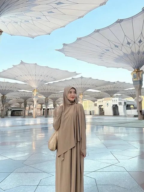 Gaya Annisa Aziza Pakai Hijab dan Baju Syar'i saat Umroh, Tampil Anggun dan Memukau (sumber: Instagram/anissaaziza)
