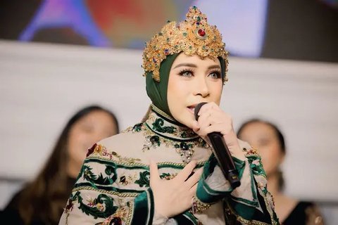 Gaya Kondangan Melly Goeslaw (@melly_goeslaw)