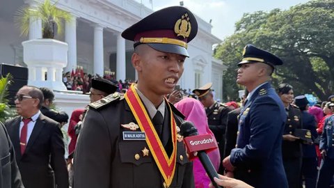 Muhammad Malik Aditya Kurniawan, salah satu penerima Adhi Makayasa saat diwawancarai oleh awak media di halaman Istana Merdeka Jakarta. (Foto: Lizsa Egeham/Liputan6.com).