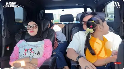 Momen Aurel dan Atta antar Ameena di hari pertama sekolah baru. [YouTube: AH 2 - AHHA MEDIA]