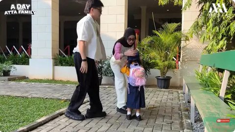 Momen Aurel dan Atta antar Ameena di hari pertama sekolah baru. [YouTube: AH 2 - AHHA MEDIA]