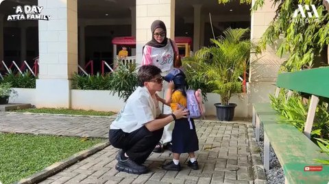 Momen Aurel dan Atta antar Ameena di hari pertama sekolah baru. [YouTube: AH 2 - AHHA MEDIA]