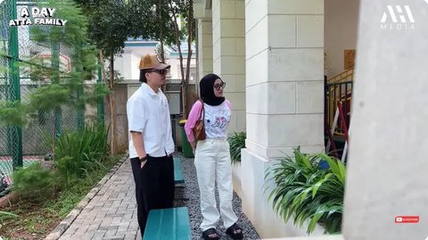 Momen Aurel dan Atta antar Ameena di hari pertama sekolah baru. [YouTube: AH 2 - AHHA MEDIA]