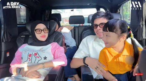 Momen Aurel dan Atta antar Ameena di hari pertama sekolah baru. [YouTube: AH 2 - AHHA MEDIA]