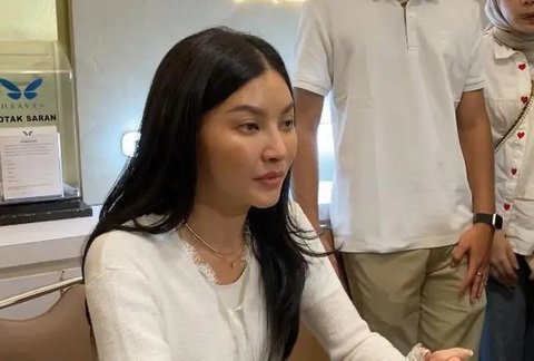 Sarwendah mengingat ayah tercinta lewat pesan dan kenangan manis yang ditinggalkan mendiang. Perhatian yang diberikan sederhana tapi amat membekas. (Foto: M. Altaf Jauhar)