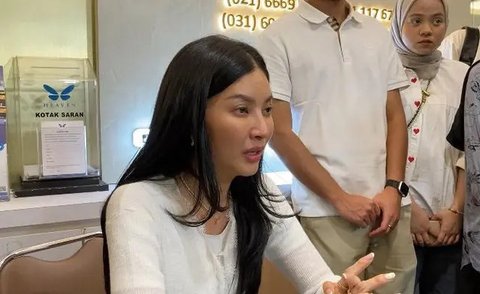 Sarwendah mengingat ayah tercinta lewat pesan dan kenangan manis yang ditinggalkan mendiang. Perhatian yang diberikan sederhana tapi amat membekas. (Foto: M. Altaf Jauhar)