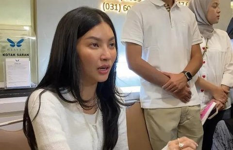 Sarwendah mengingat ayah tercinta lewat pesan dan kenangan manis yang ditinggalkan mendiang. Perhatian yang diberikan sederhana tapi amat membekas. (Foto: M. Altaf Jauhar)