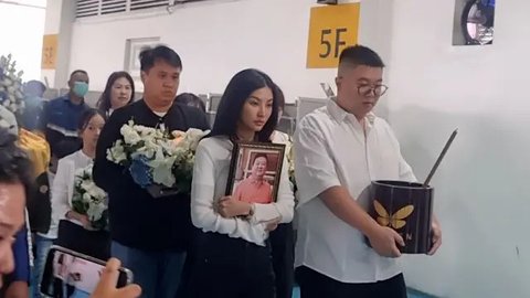 Sarwendah mengingat ayah tercinta lewat pesan dan kenangan manis yang ditinggalkan mendiang. Perhatian yang diberikan sederhana tapi amat membekas. (Foto: M. Altaf Jauhar)