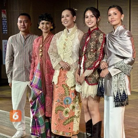 Anggota komunitas kebaya dari presenter TV Nasional saat melakukan peragaan busana kebaya di area Gedung Sarinah, Jakarta, Sabtu (13/8/2022). Sejumlah komunitas mengadakan peragaan busana keb