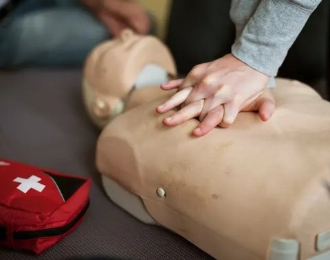 Melakukan pemanasan dan pendinginan secara tepat sebelum memulai lari agar tubuh tetap bugar (Foto: Gabin Vallet/Unsplash)