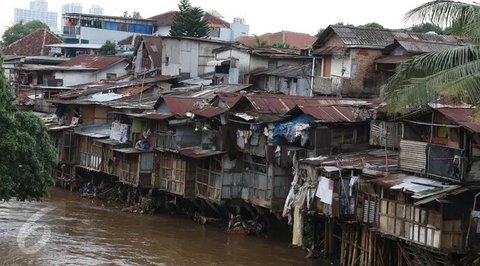 Deputi Bidang Statistik Sosial BPS Ateng Hartono dalam konferensi pers Profil Kemiskinan di Indonesia Kondisi Maret 2025, Jumat (25/7/2025). (Tira/Liputan6.com)
