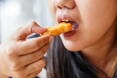 Aneka camilan yang mengandung gula berlebih (Foto: Freepik/KamranAydinov).