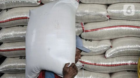 Pekerja menunjukkan beras yang akan dijual di toko beras di Pasar Kebayoran Lama, Jakarta, Jumat (5/5/2023). Kenaikan harga beras menjadi salah satu penyumbang inflasi Indeks Harga Konsumen p