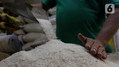 Pekerja menunjukkan beras yang akan dijual di toko beras di Pasar Kebayoran Lama, Jakarta, Jumat (5/5/2023). Kenaikan harga beras menjadi salah satu penyumbang inflasi Indeks Harga Konsumen p