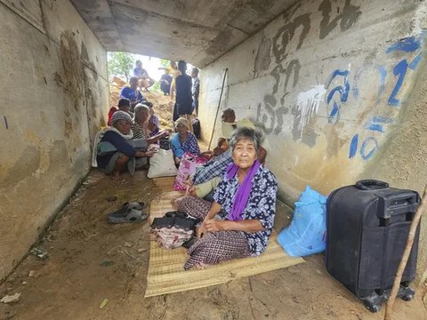 Dalam foto yang dirilis Angkatan Darat Kerajaan Thailand pada Minggu (20/7/2025), sejumlah tentara terlihat memeriksa kawasan perbatasan di Provinsi Ubon Ratchathani, lokasi di mana dua ra