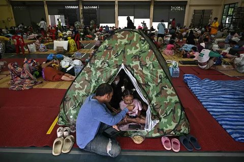 Para tentara Thailand memeriksa wilayah perbatasan pada Minggu (20/7/2025), di Provinsi Ubon Ratchathani, tempat di mana Angkatan Darat Kerajaan Thailand menyatakan telah ditemukan dua ran