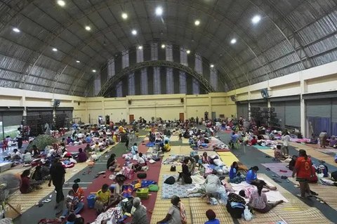 Warga Kamboja dievakuasi dengan mengikuti kendaraan militer di Oddar Meanchey, Jumat, 25 Juli 2025, saat bentrokan besar terjadi di perbatasan dengan Thailand. (Dok. AP Photo/Heng Sinith)