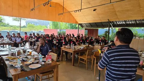 Ketua Umum PBVSI Imam Sudjarwo membakar semangat tiga skuad timnas voli Indonesia. (PP PBVSI)