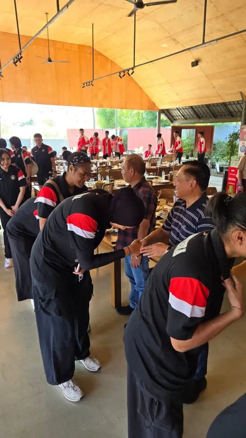 Ketua Umum PBVSI Imam Sudjarwo membakar semangat tiga skuad timnas voli Indonesia. (PP PBVSI)