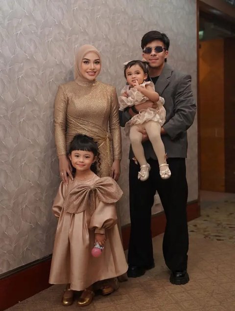 Potret Keluarga Atta Halilintar dan Aurel Hermansyah Kompak Pakai Baju Senada
