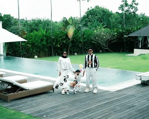 Potret Keluarga Atta Halilintar dan Aurel Hermansyah Kompak Pakai Baju Senada