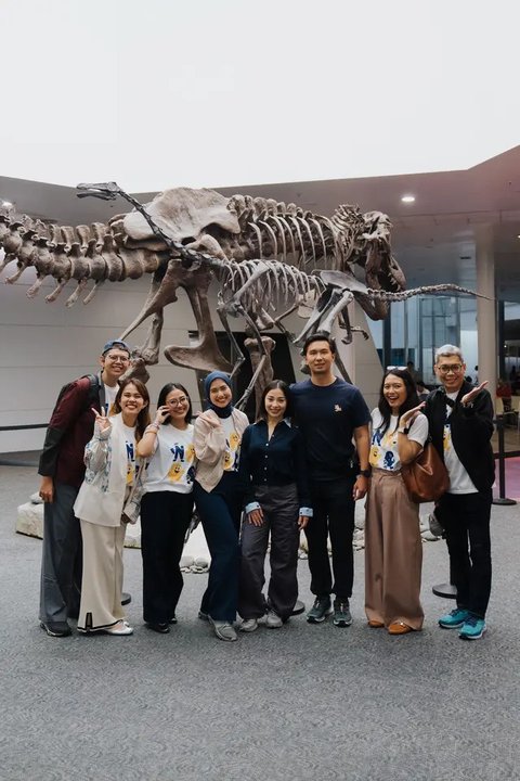 Potret Indra Priawan, Suami dari Nikita Willy, Saat Menemani Baby Issa mengeksplor banyak hal di kegiatan Science Camp 2025. Ia percaya sains dan karakter tangguh penting untuk masa depan ana