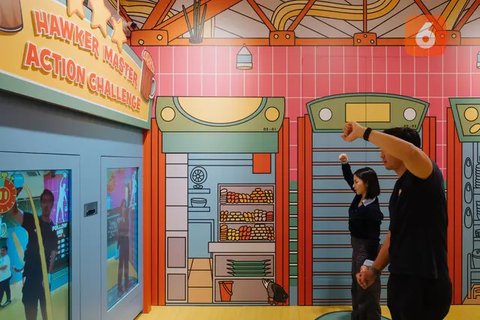 Potret Indra Priawan, Suami dari Nikita Willy, Saat Menemani Baby Issa mengeksplor banyak hal di kegiatan Science Camp 2025. Ia percaya sains dan karakter tangguh penting untuk masa depan ana