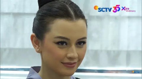 Kimberly Ryder dengan kuasa hukumnya, Machi Ahmad. (Hot Shot via YouTube/ SCTV)