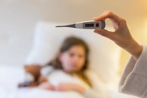 Saat demam, suhu tubuh yang melonjak bisa mengacaukan pola tidur dan memicu mimpi yang lebih intens, aneh, bahkan menakutkan. (Foto dok: Freepik/jcomp).