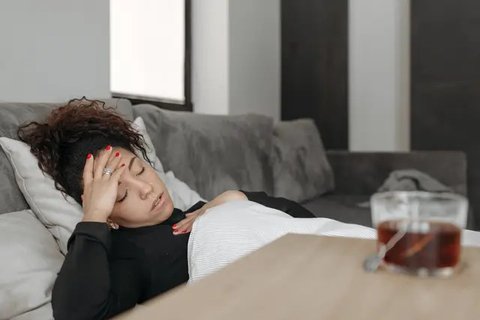 Saat demam, suhu tubuh yang melonjak bisa mengacaukan pola tidur dan memicu mimpi yang lebih intens, aneh, bahkan menakutkan. (Foto dok: Freepik/jcomp).