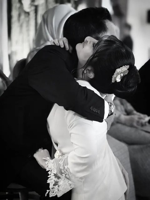 Mengunggah potret tengah memeluk putrinya, Siti Adira Kania yang resmi menikah, Aldi Bragi menulis surat terbuka berisi minta maaf atas segala kekurangan. (Foto: Dok. Instagram @aldi4bragi)