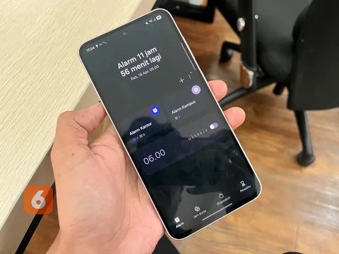 Fitur One UI 7 Now Bar - Samsung A56 5G. Liputan 6/Reanthonio Oktovier Sinanu.