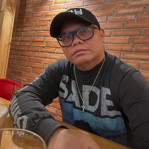 Badai Eks Kerispatih klarifikasi kesaksian Sammy Simorangkir dalam sidang MK pekan lalu, soal dimintai Rp5 juta per lagu jika menyanyikan hit Kerispatih. (Foto: Dok. Instagram @badaithepia