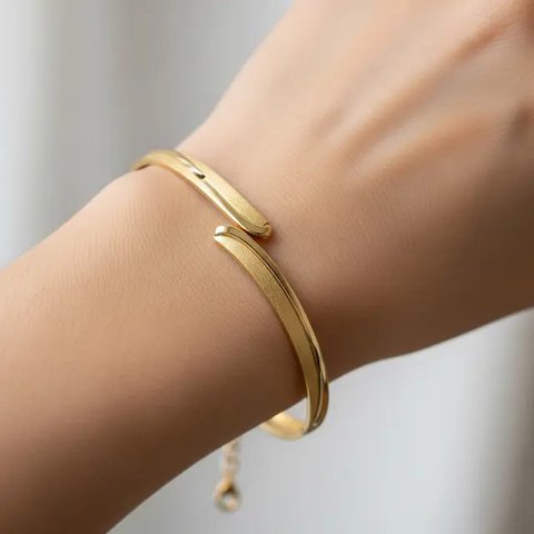 Ilustrasi Gelang Emas Cuff (Created by Meta AI)