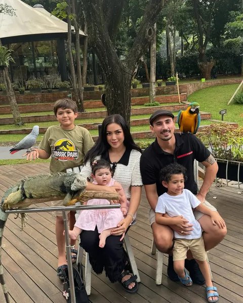 Foto-foto Jessica Iskandar dan Vincent Verhaag Ajak Anak ke Kebun Binatang