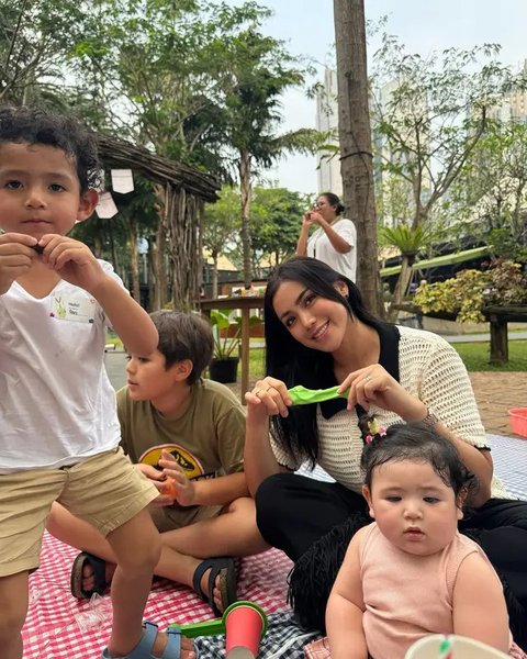 Foto-foto Jessica Iskandar dan Vincent Verhaag Ajak Anak ke Kebun Binatang
