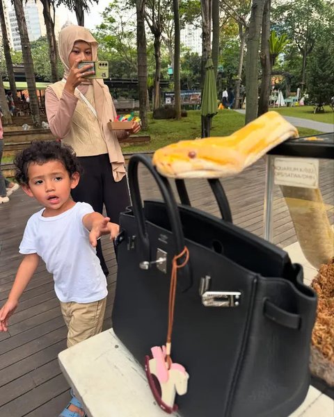 Foto-foto Jessica Iskandar dan Vincent Verhaag Ajak Anak ke Kebun Binatang