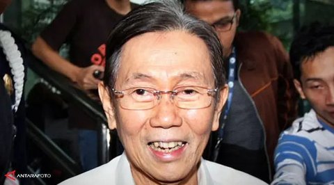 Mantan Menteri Koordinator Ekonomi Kwik Kian Gie keluar dari Gedung KPK usai diperiksa di Jakarta, Selasa (6/6). (Liputan6.com/Helmi Afandi)