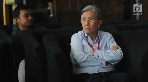 Mantan Menteri Koordinator Ekonomi Kwik Kian Gie keluar dari Gedung KPK usai diperiksa di Jakarta, Selasa (6/6). (Liputan6.com/Helmi Afandi)
