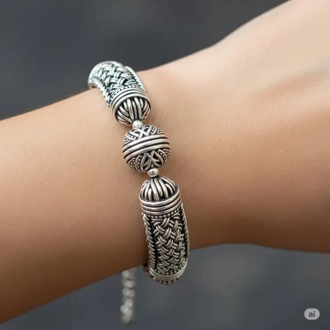 Model Gelang Perak Putih Terbaru 2025 untuk Penderita Alergi Emas. Foto: Gemini