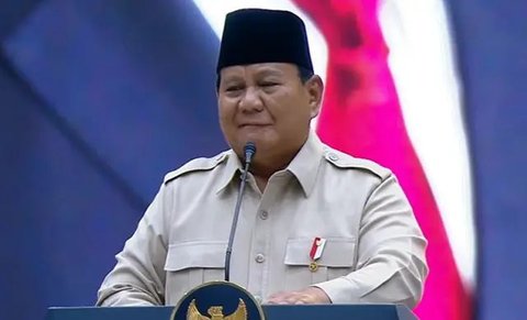 Mantan Menteri Koordinator Ekonomi Kwik Kian Gie keluar dari Gedung KPK usai diperiksa di Jakarta, Selasa (6/6). (Liputan6.com/Helmi Afandi)