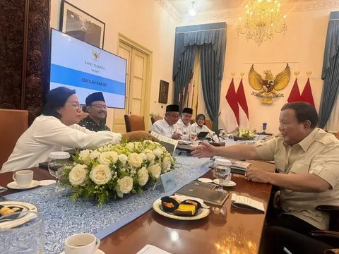 Presiden Pabowo Subianto memeriksa buku catatan Menteri Keuangan Sri Mulyani Indrawati. (Instagram @smindrawati)