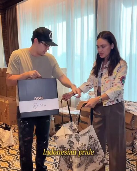 Lihat di sini souvenir tamu undangan resepsi kedua Luna Maya dan Maxime Bouttier. [@lunamaya].