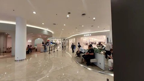 Masyarakat berkunjung di mal. (Foto: Liputan6.com/Arief RH)