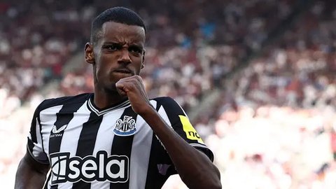 Pada menit ke-37, tim tamu, Newcastle United, berhasil membuka keunggulan lewat aksi Alexander Isak yang memanfaatkan assist Jacob Murphy. (Glyn KIRK/AFP)