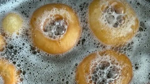 Yuk bikin donat kentang untuk camilan sore keluarga.| Via: hello-pet.