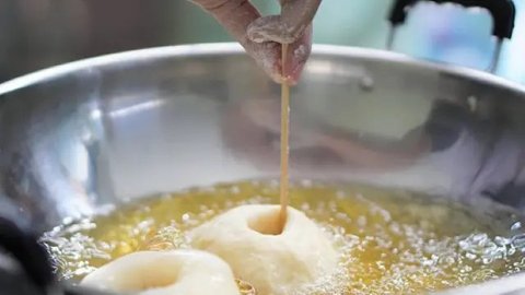 Yuk bikin donat kentang untuk camilan sore keluarga.| Via: hello-pet.