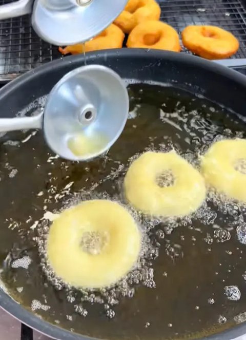 Yuk bikin donat kentang untuk camilan sore keluarga.| Via: hello-pet.