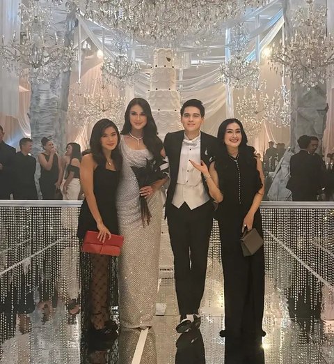 Artis Hadir di Resepsi Luna Maya dan Maxime Bouttier. [@kimbrlyryder]